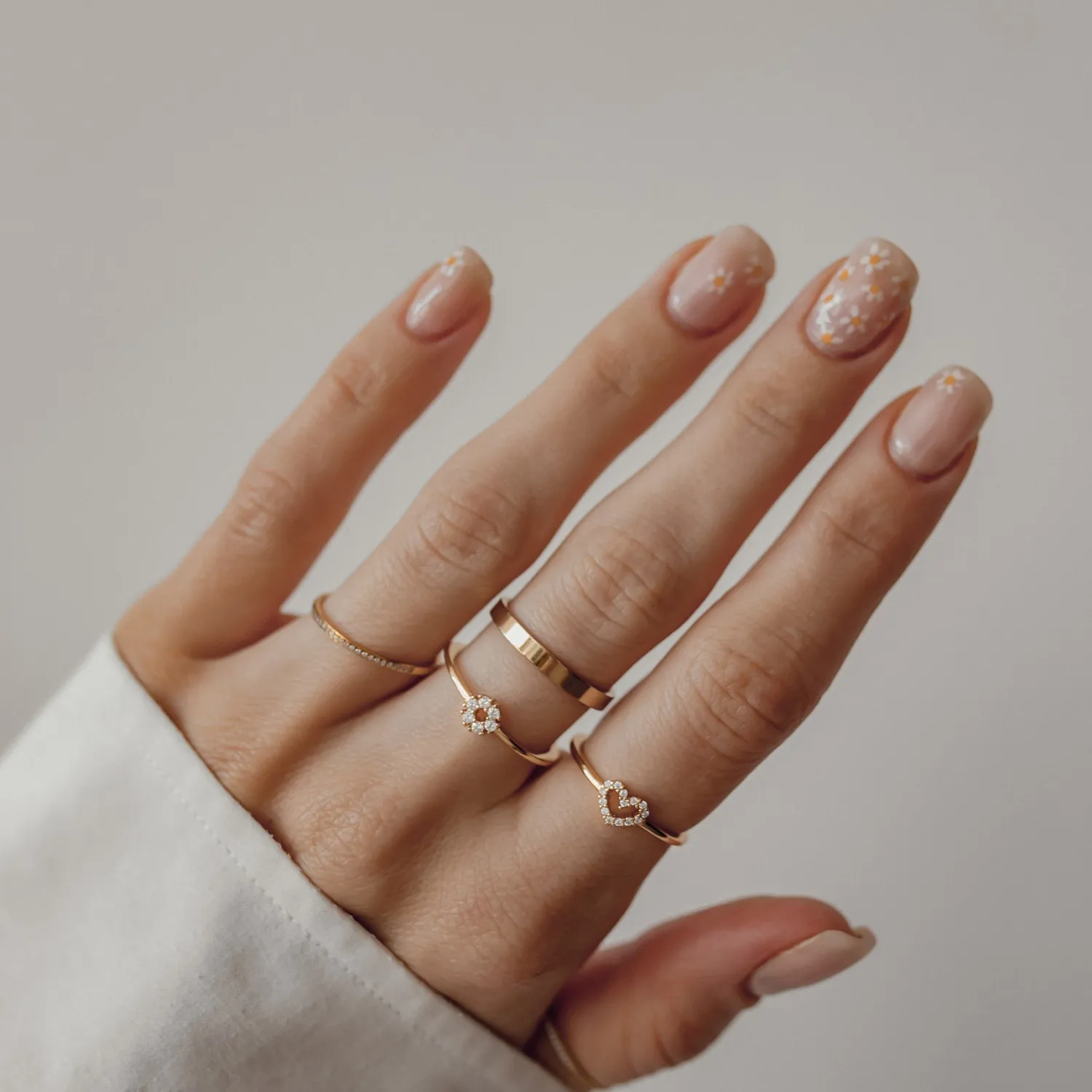 Schlichte Ringe | Hey Happiness Zierlicher Ring mit Schmucksteinen Vergoldet