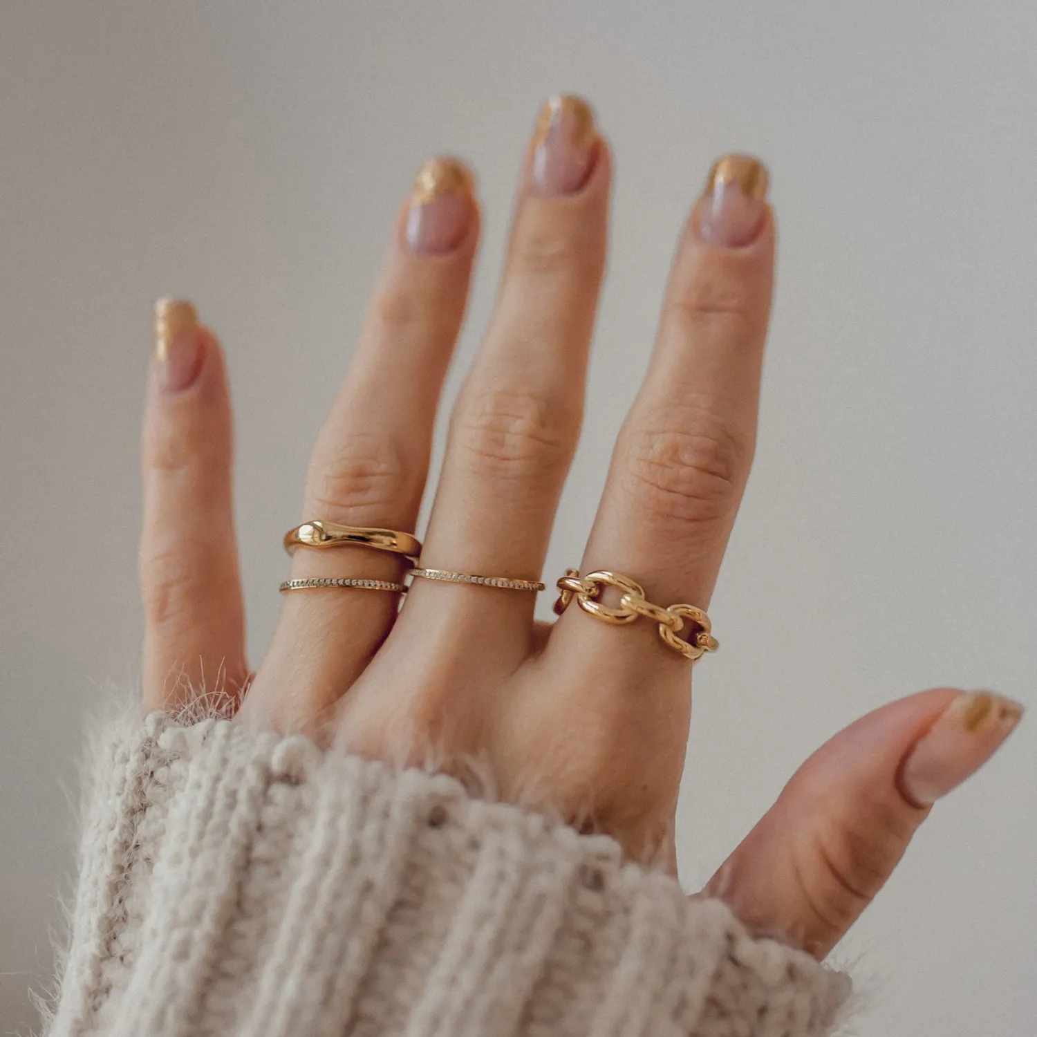 Schlichte Ringe | Hey Happiness Zierlicher Ring mit Schmucksteinen Vergoldet